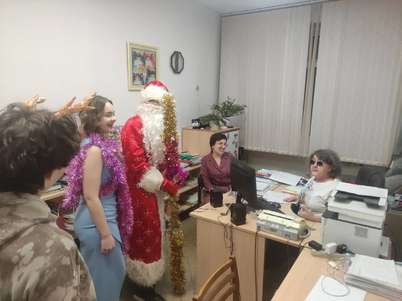 Новогоднее движение: 11‑е классы подарили праздник всей школе!  В преддверии Нового года ученики 11‑