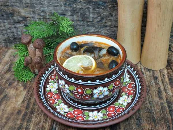 🍄 Постная солянка с грибами и капустой

Ингредиенты:
🍄‍🟫 Опята – 400 г
🥬 Капуста свежая – 300 г
