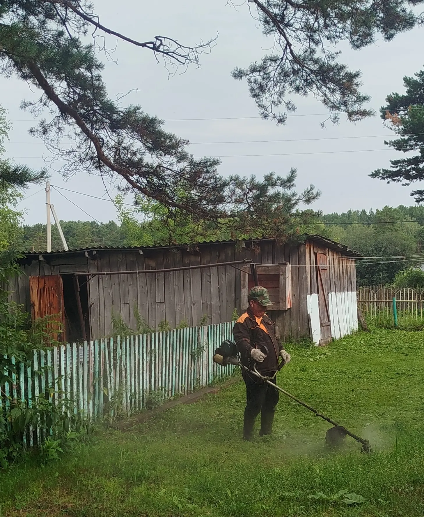 Субботник!
Раз, два, три, четыре, пять,
Идем мы садик убирать!
Весело и дружно,
Ведь это очень нужно