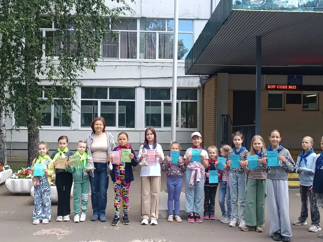 ☀️ Сегодня утро пятницы в нашем школьном лагере началось с бодрящей зарядки и традиционной линейки, 