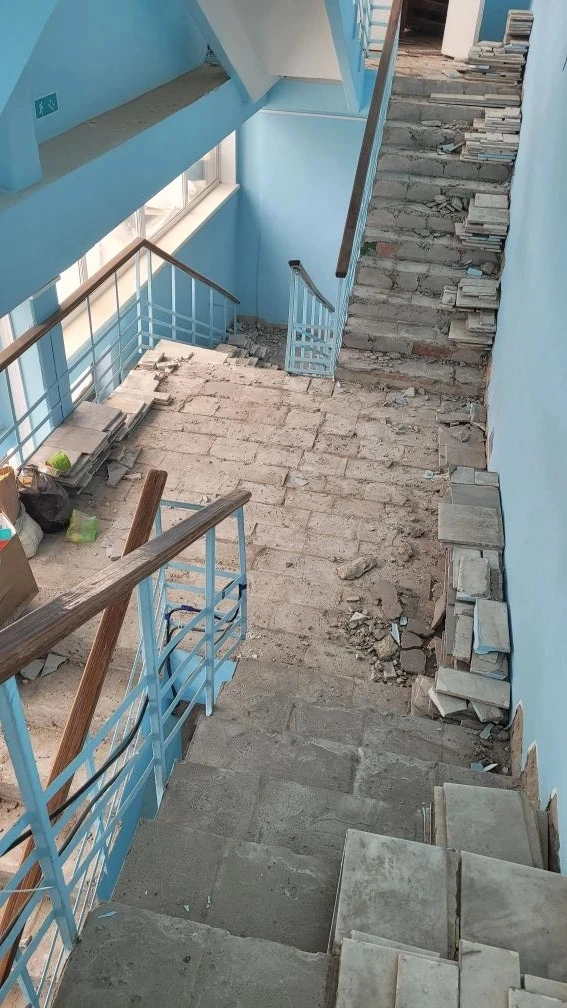 В  городе начался  этап масштабного капитального ремонта школ. Глава города Станислав Трофимов держи