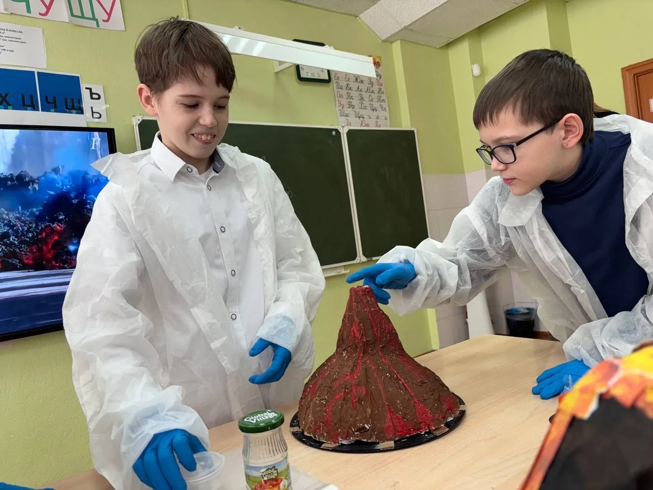 География в деле 🌋🌍  На уроке географии в 6а у нас было по-настоящему интересно: вместе с Натальей Н