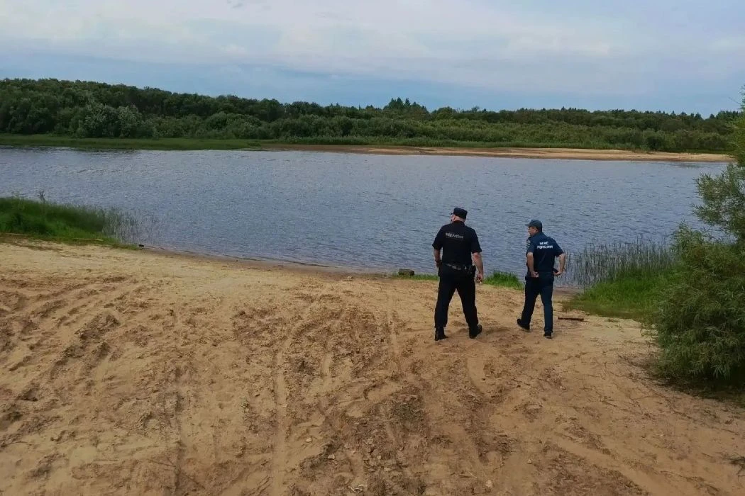 В Сыктывкаре на берегу реки нашли пьяных подростков