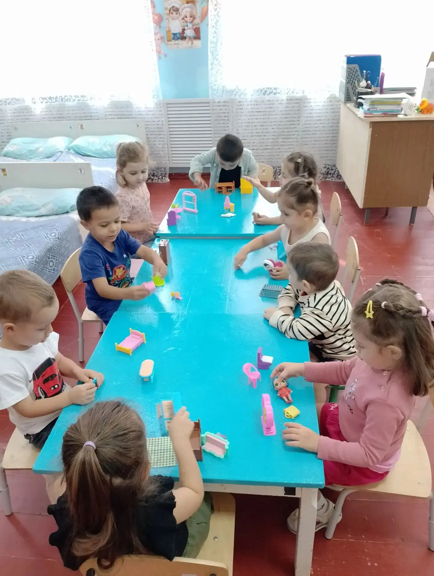 👫Ознакомление с мебелью прошло в  игровой форме, беседа воспитателя сочеталась  с прак...