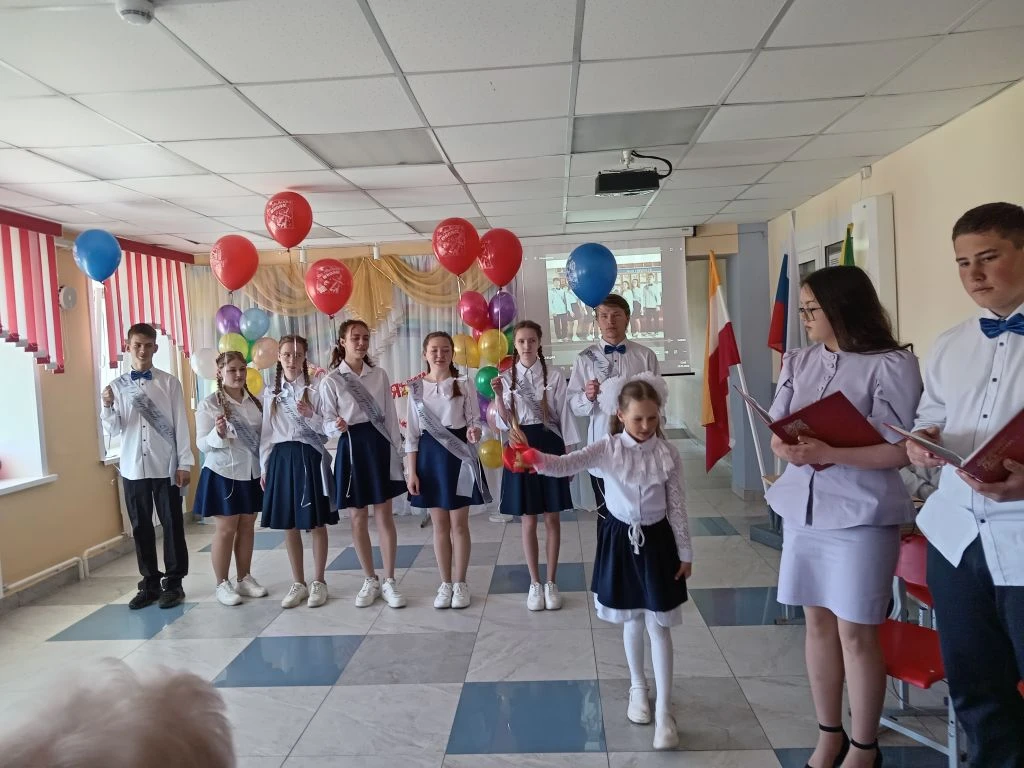 Дорогие выпускники! Сегодня для вас прозвенел последний звонок, но впереди - целая жизн...