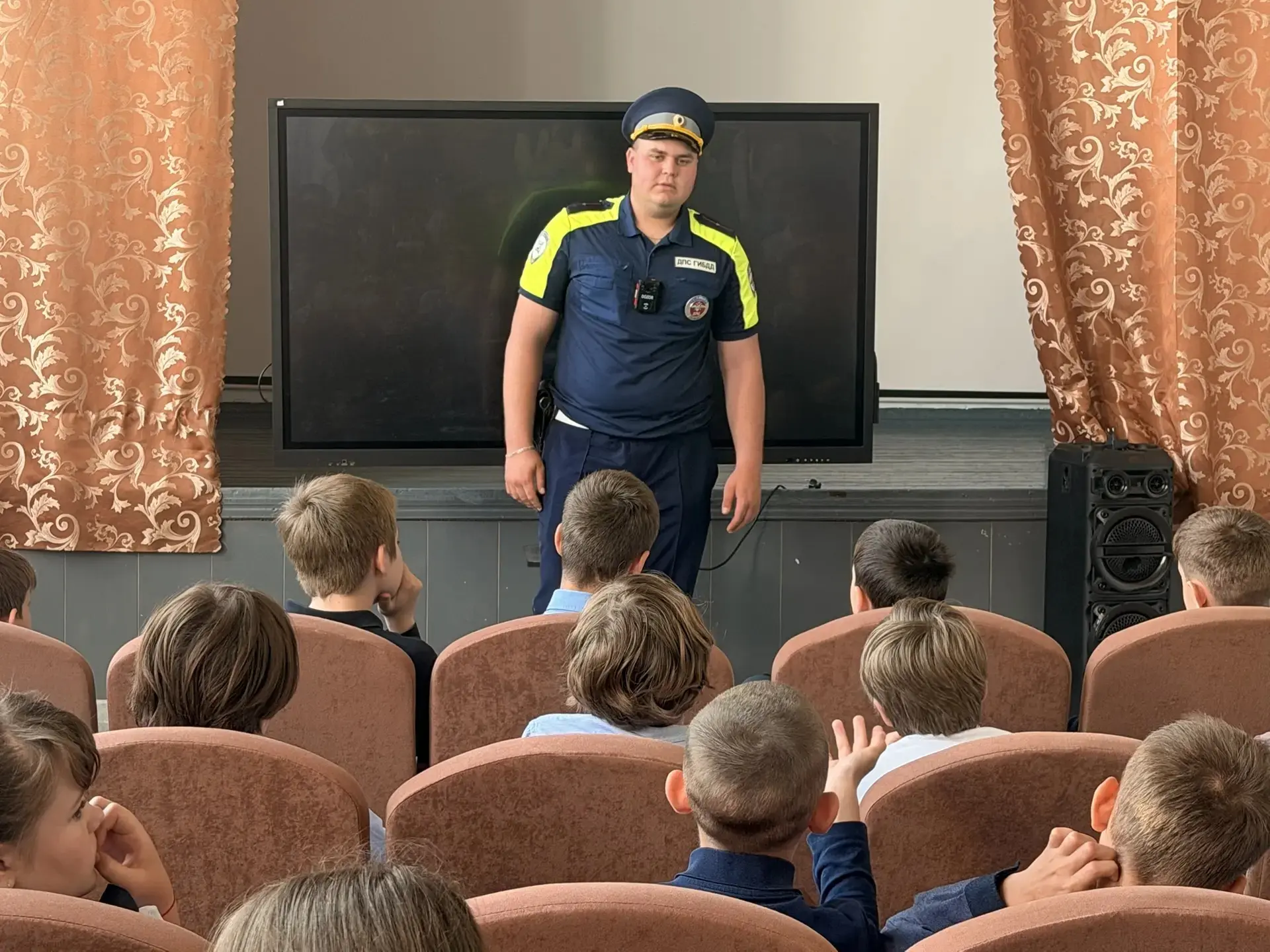 🚔 В гостях у школы: сотрудники ГИБДД о безопасности на дороге