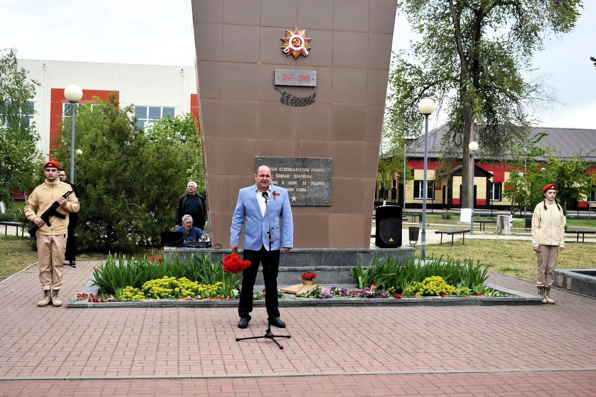 8 мая у мемориальной стелы в станице Багаевской прошёл митинг памяти «Поклонимся Великим тем годам…»