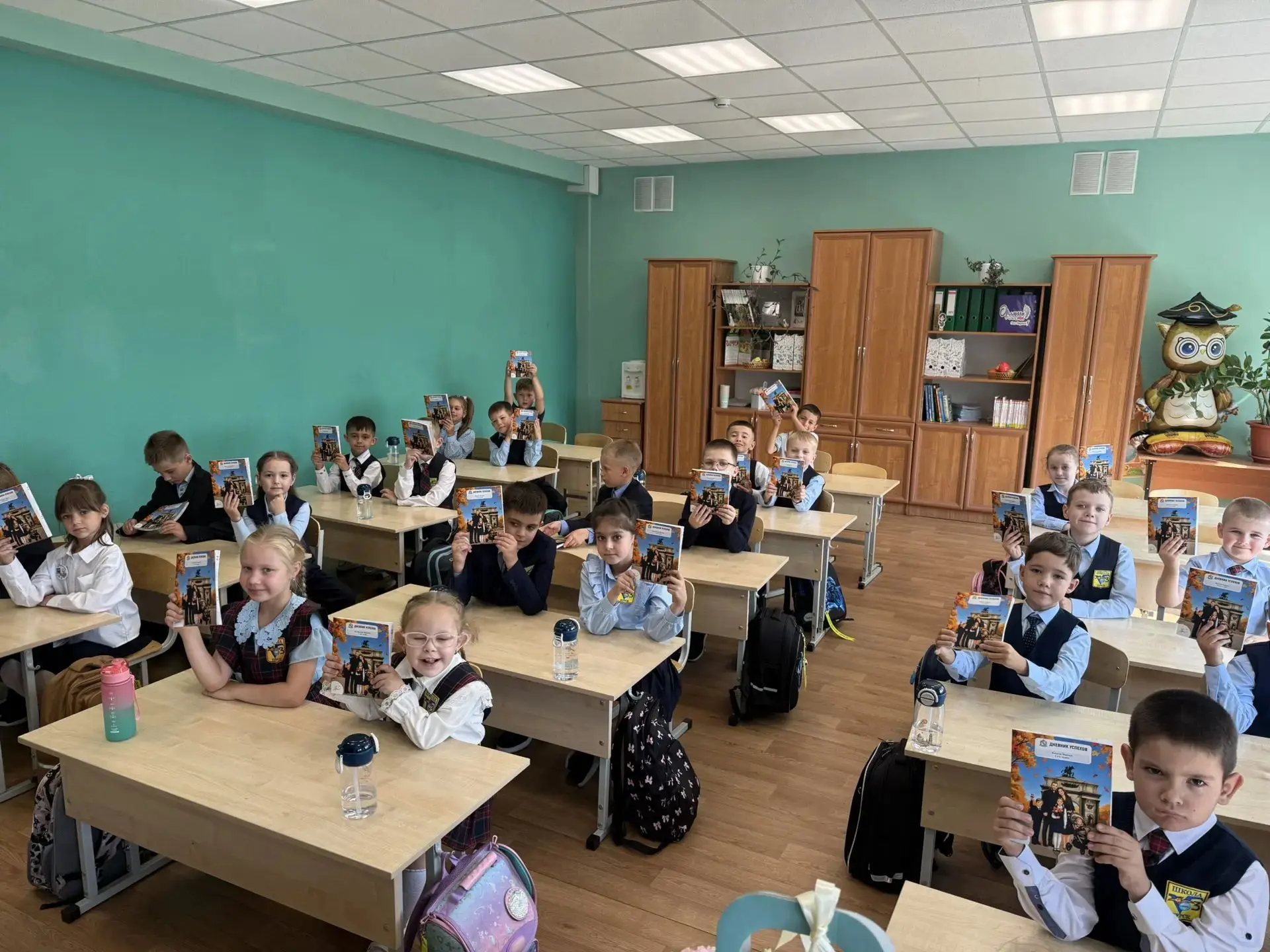 1 сентября , в День знаний, каждый первоклассник региона получил в подарок набор от губ...