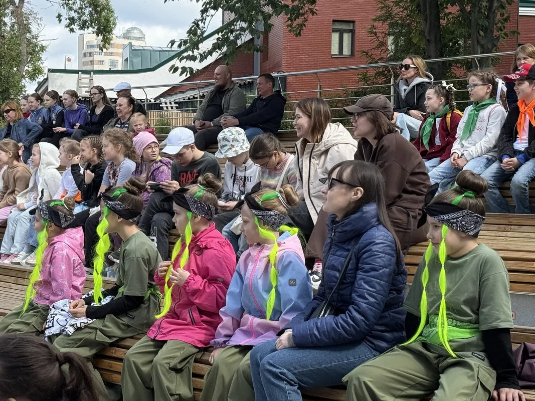 1 июня перед Летней эстрадой Литературного квартала собралась яркая, пестрая толпа зрителей – это ре