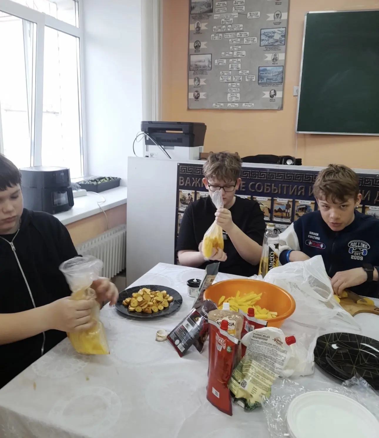 В лицее села Павловка настоящий кулинарный движ 👨‍🍳  Ребята  7 «Б» устроили батл по приготовлению до