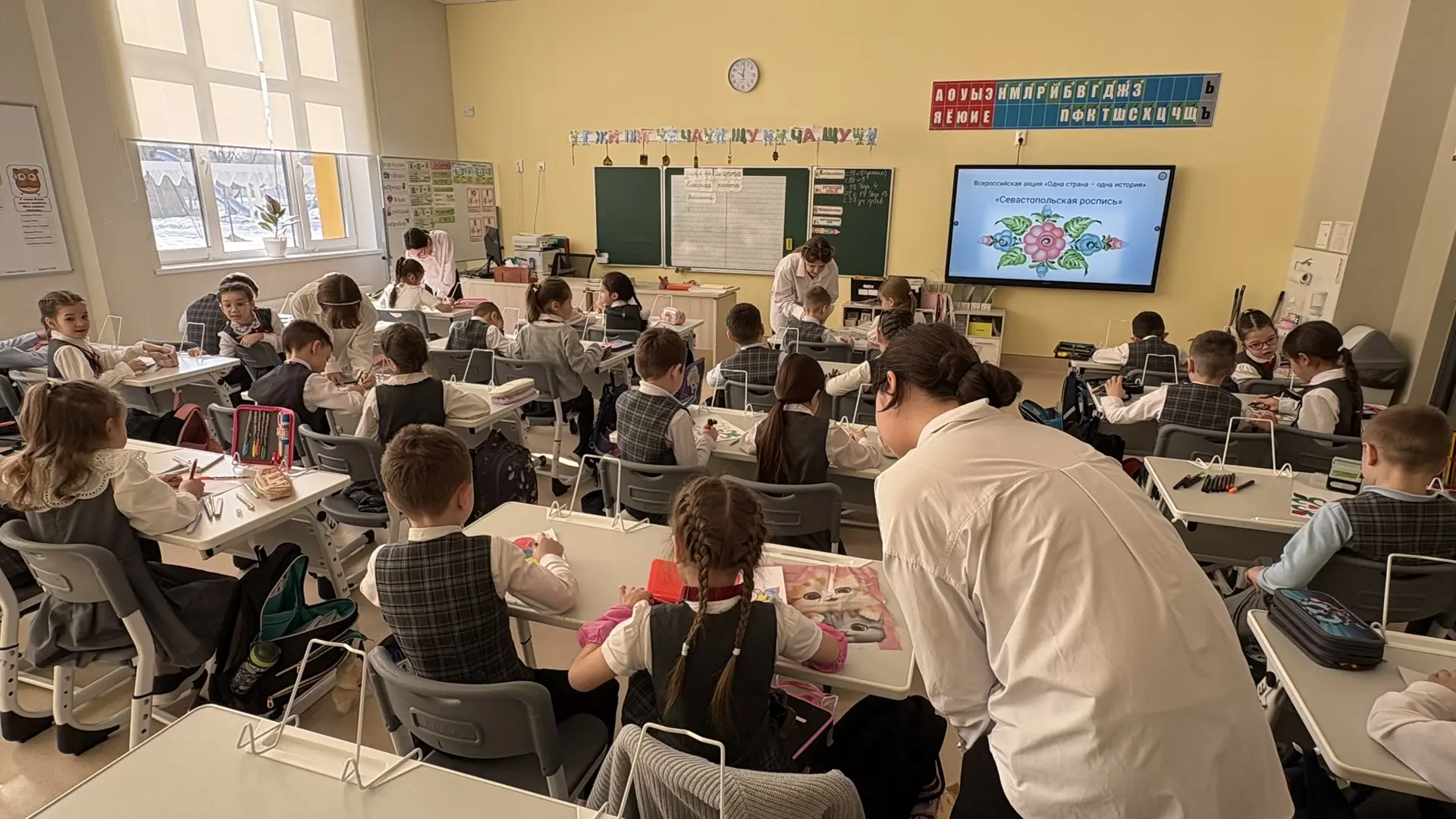 🇷🇺18 марта День воссоединения Крыма с Россией🇷🇺  В нашей гимназии прошли тематические мероприятия по