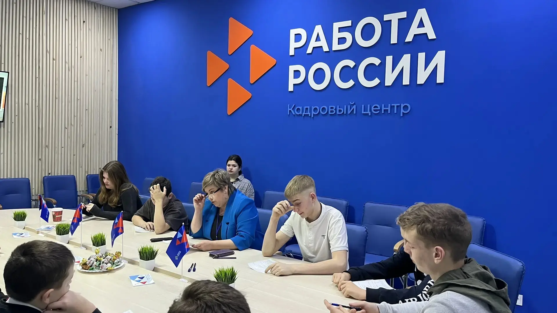 Сегодня в Кадровом центре «Работа России» прошла увлекательная экскурсия для школьников!  Ребята наш