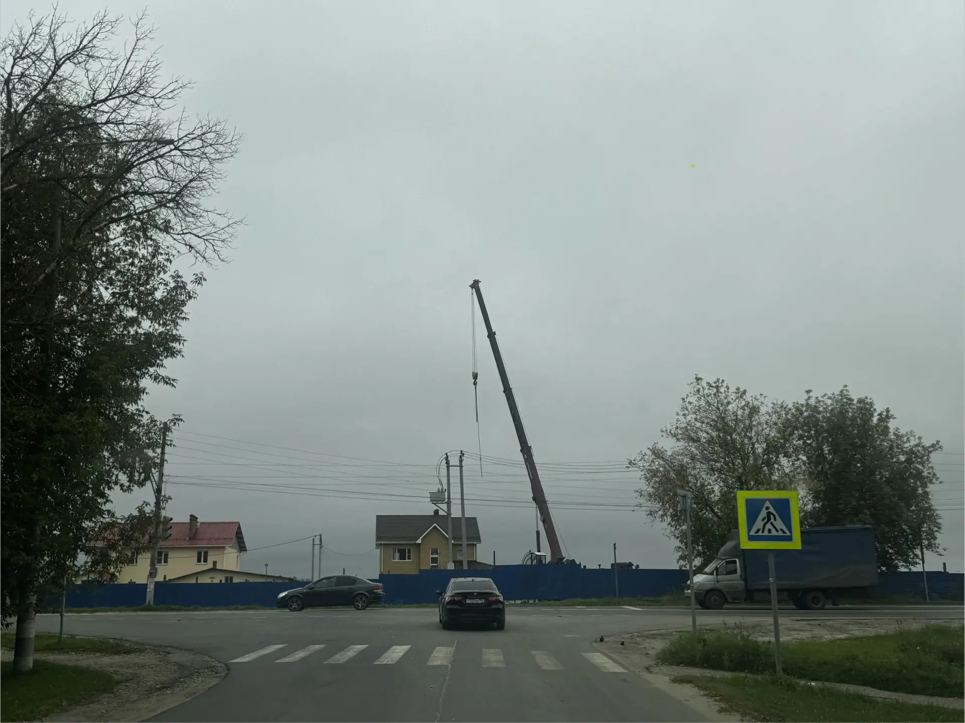 На военном (рядом с ЦРБ) за синим забором началась стройка. Интересно, что там будет?!