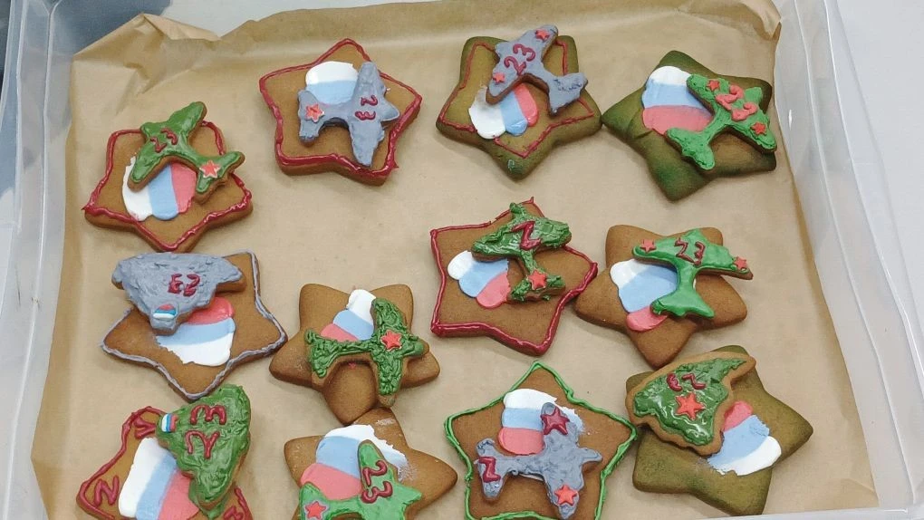 🍪 Сегодня в нашей школе прошел интересный мастер-класс по росписи пряников. В рамках акции «СВО — Сл