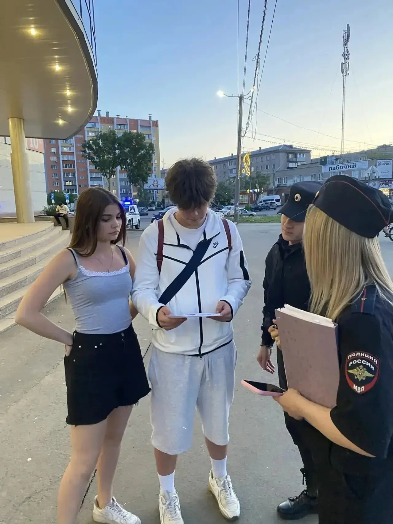 🚔 Полицейские Копейска проводят профилактические рейды среди подростков!  Сотрудники ОМВД патрулирую