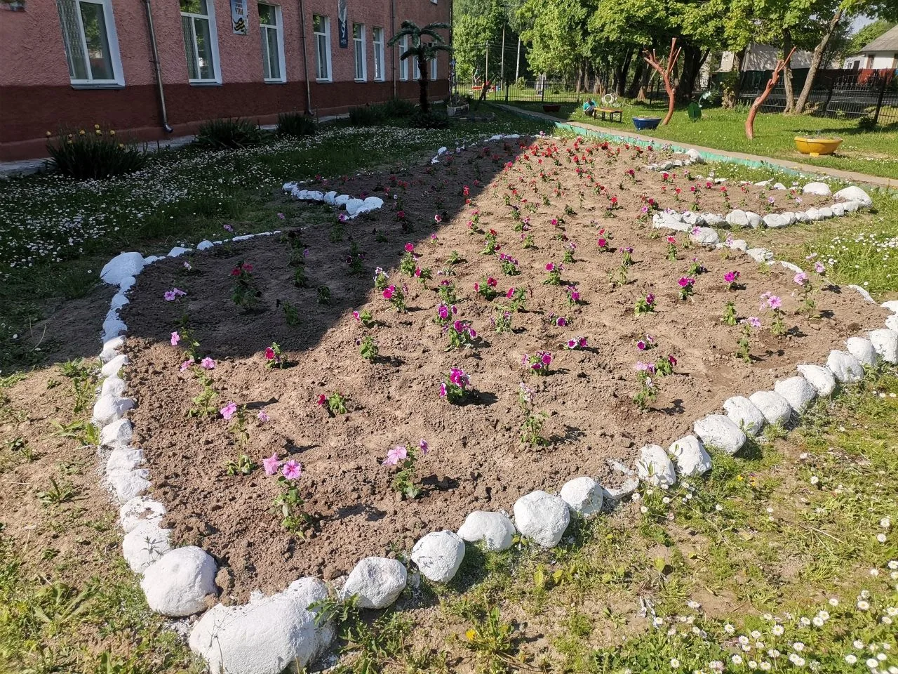 ✨Цветущий уголок: совместная работа ради красоты  🏡🌼🌱🌷Ежегодно территория Никольского психоневрологи