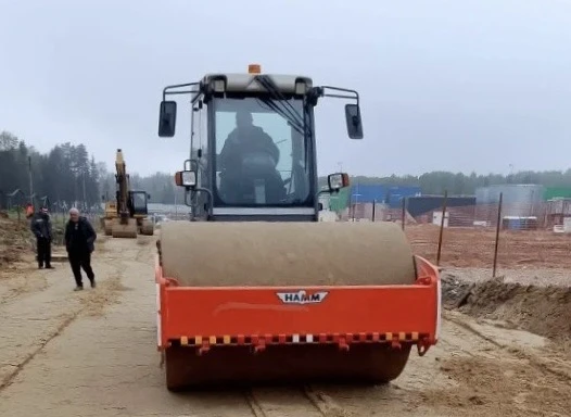 В Наро-Фоминском г.о. приступили к устройству проезжей части на подъезде к ОРЦ «Селятино».  Министр 