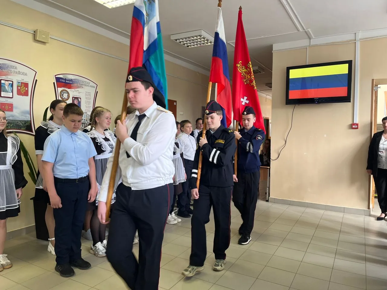 🇷🇺 Еженедельная линейка, посвященная началу новой учебной недели 🇷🇺  🎈День детских общественных орга