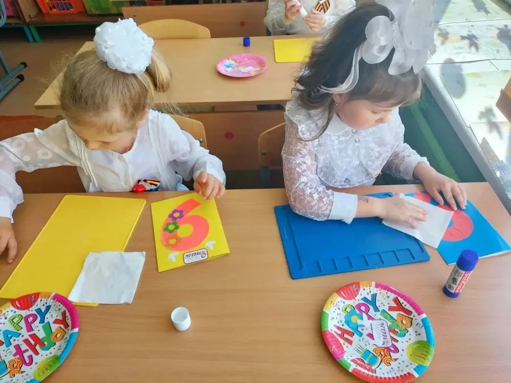 🎖️ Маленькие открытки — большое спасибо: дошкольники поздравили жителей посёлка с Днём Победы! 🎖️
