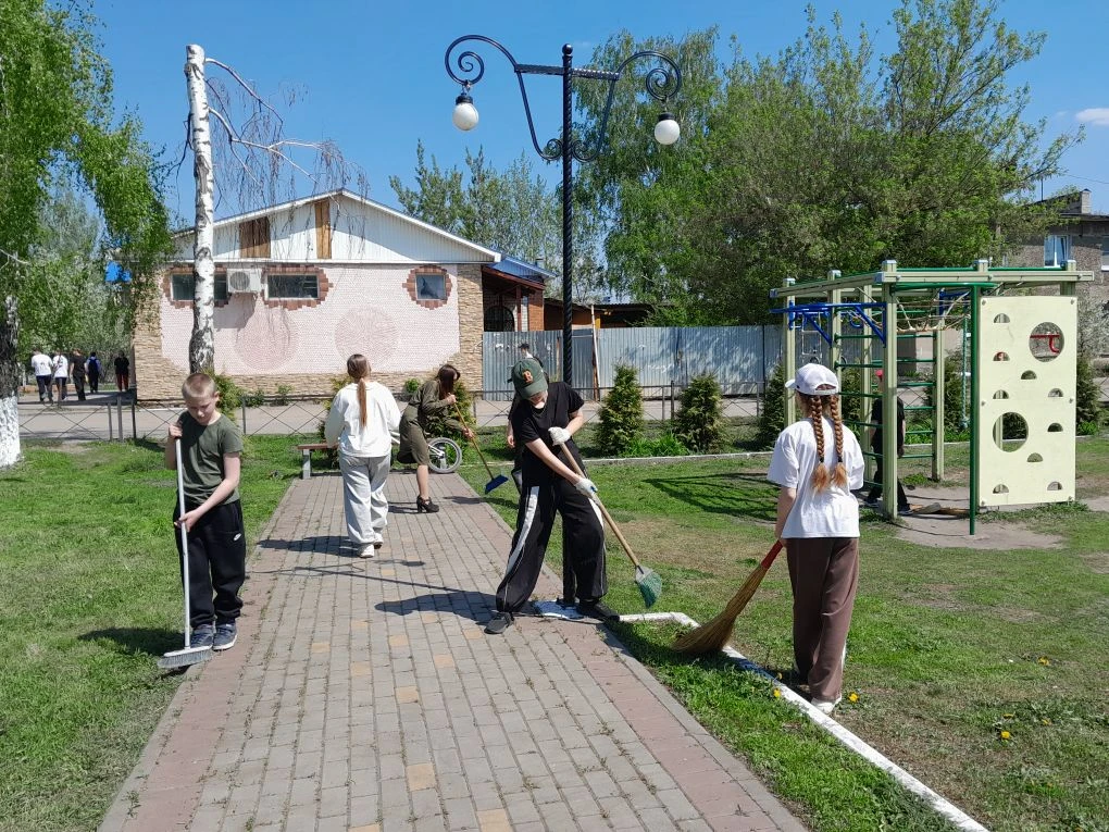 Субботник в память о героях! Все ученики 5-11 классов МКОУ "Никольская СОШ" сегодня приняли участие 
