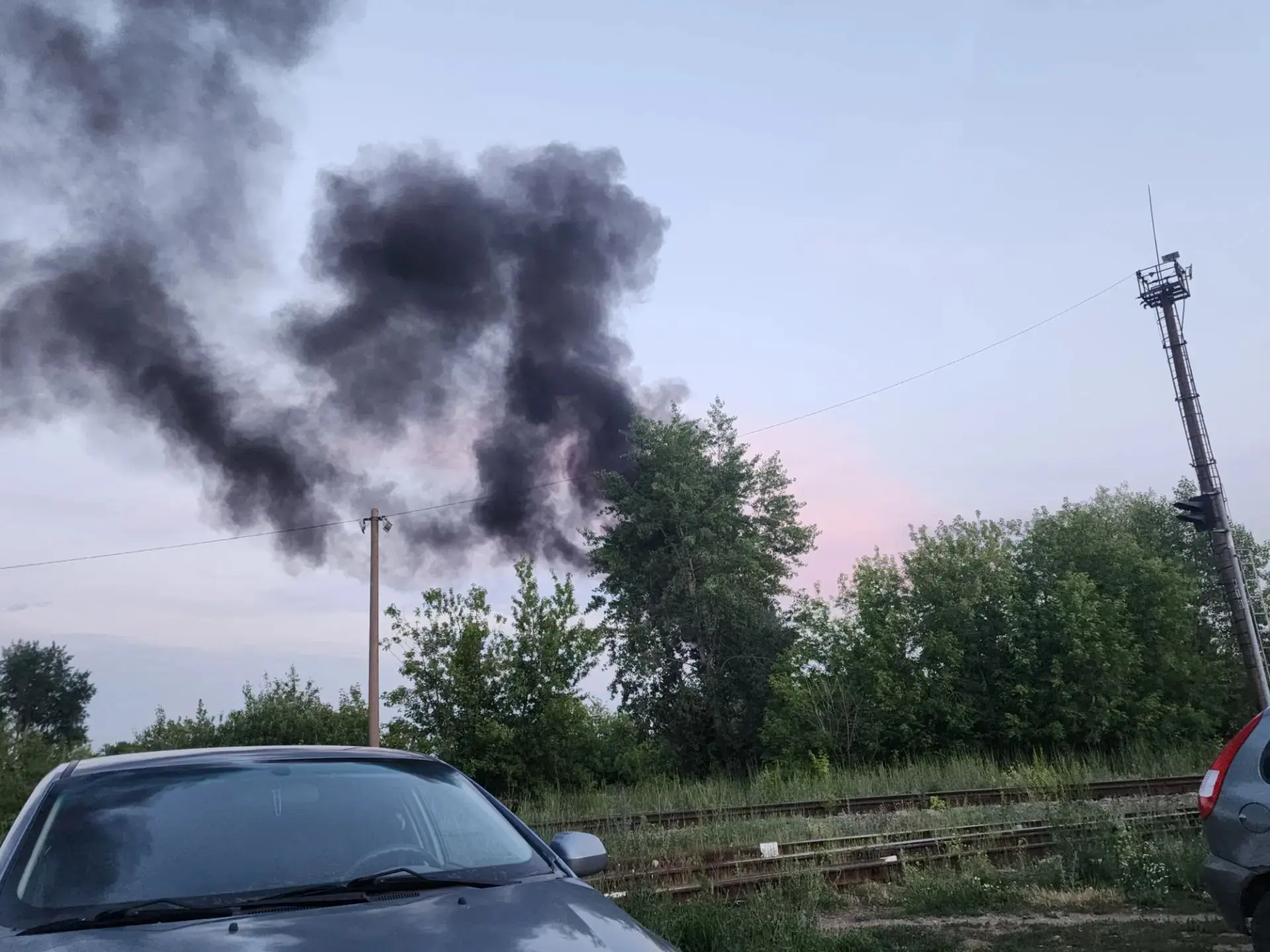 Очевидцы уточняют, что горит мусор за гаражами