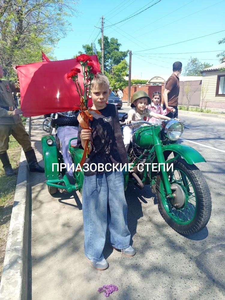 ⚡️В ДОСААФ сегодня проходит выставка восстановленных автомобилей   По Ейску пронесся автопробег, в к