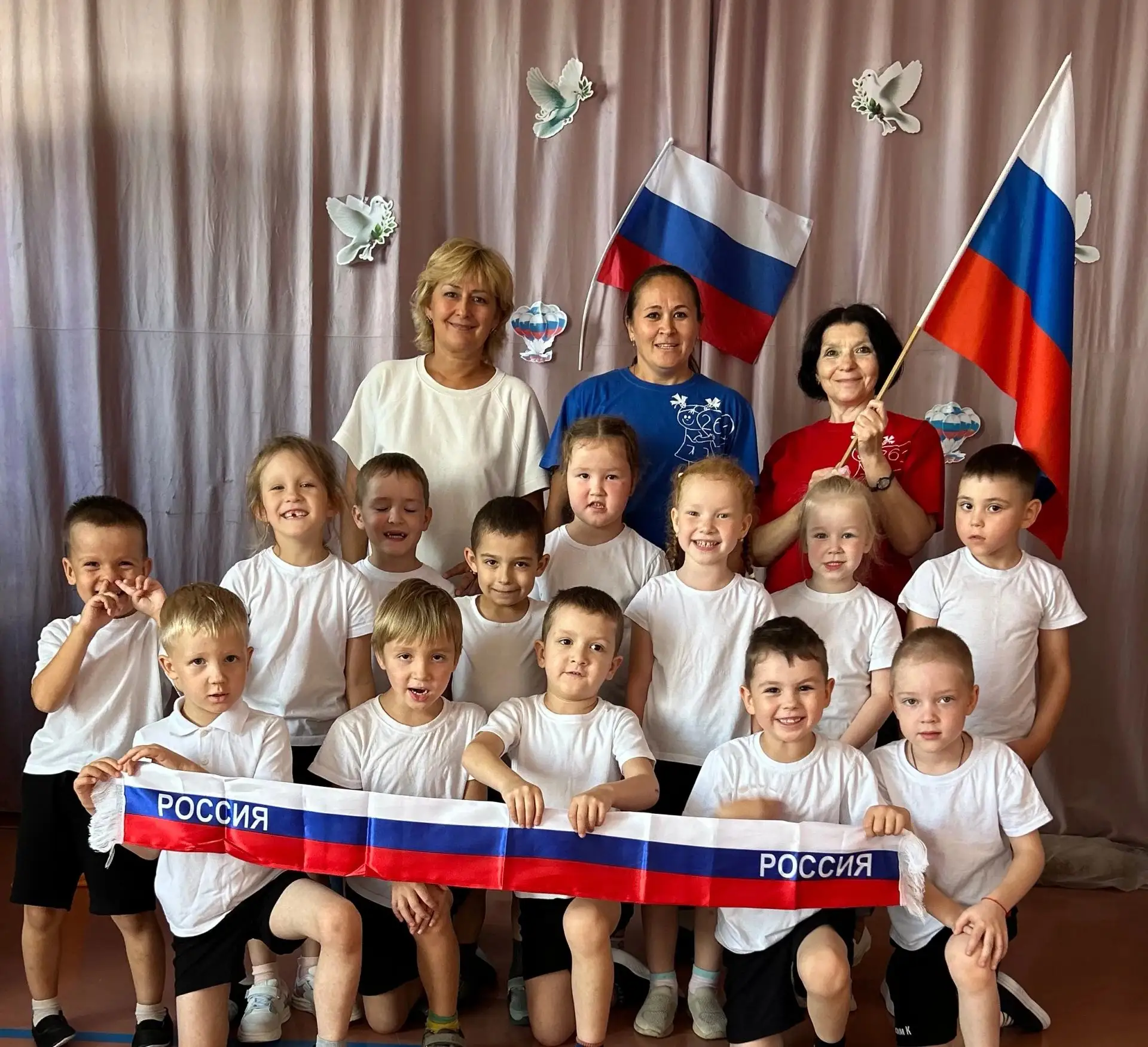 Белый – облако большое,