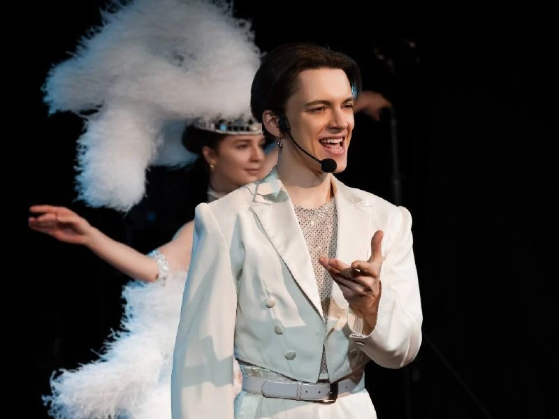 Петербург превращают в кабаре: на Коломенской покажут шоу про город 🎭