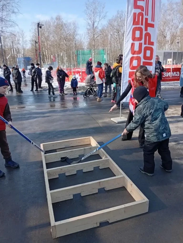 Спорт объединяет поколения! 🥅🏒  Семья ученика 4 "Б" класса Титкина Константина принимает активное уч