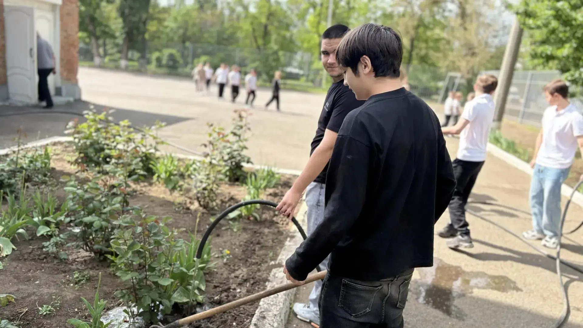 🌿 Волонтёры в деле! 🌿
Наши школьники-волонтёры помогли сделать школу ещё красивее на общешкольном 