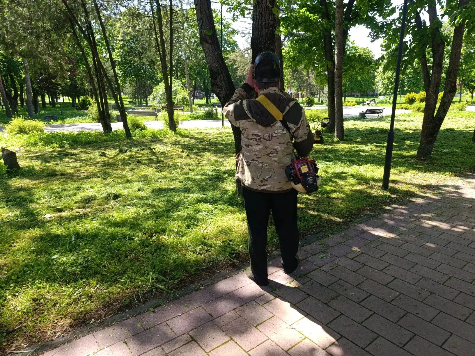 Сегодня в сквере «Приозерный» прошла традиционная акция «санитарная пятница». Сотрудники парка культ