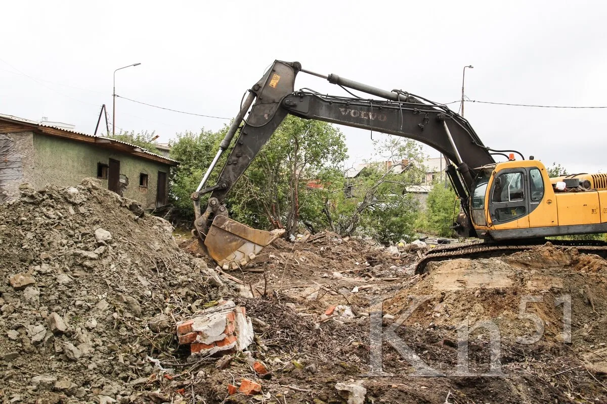 🔨 В Никеле продолжают сносить аварийные здания