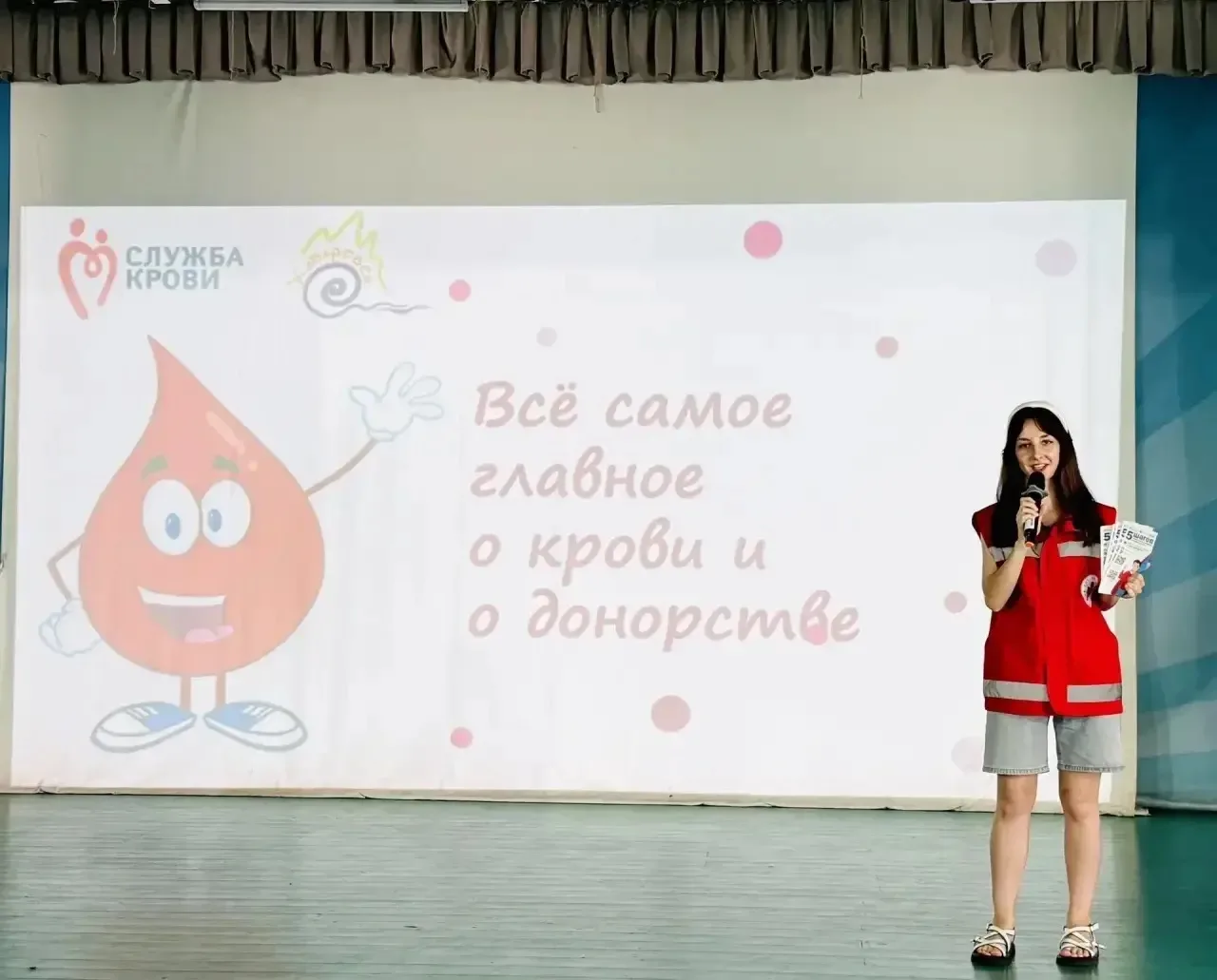Флаг Всероссийской акции #КодДонораЕдинство  побывал в гостях у ребят, отдыхающих в  Краевом детском
