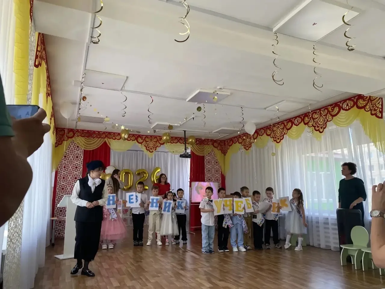 В добрый путь, наши маленькие птенчики! 🕊️🎓

Сегодня в нашем зале звучит прощальный вальс🔔 и на д