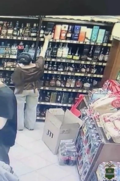 В Калуге рецидивистка попалась на серийных кражах алкоголя и мяса из магазинов