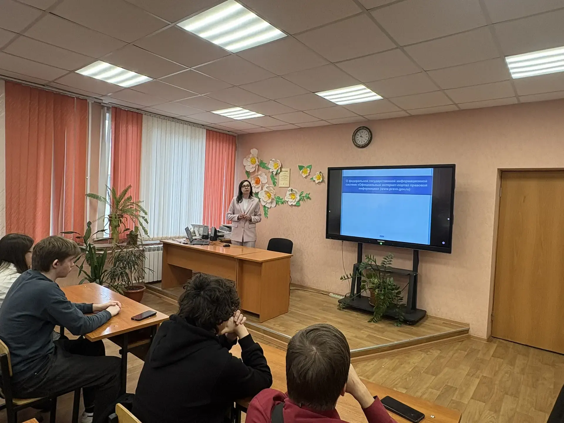 Правовое воспитание молодёжи🔱  Специалист Центра правовой информации Гугнина Оксана рассказала студе