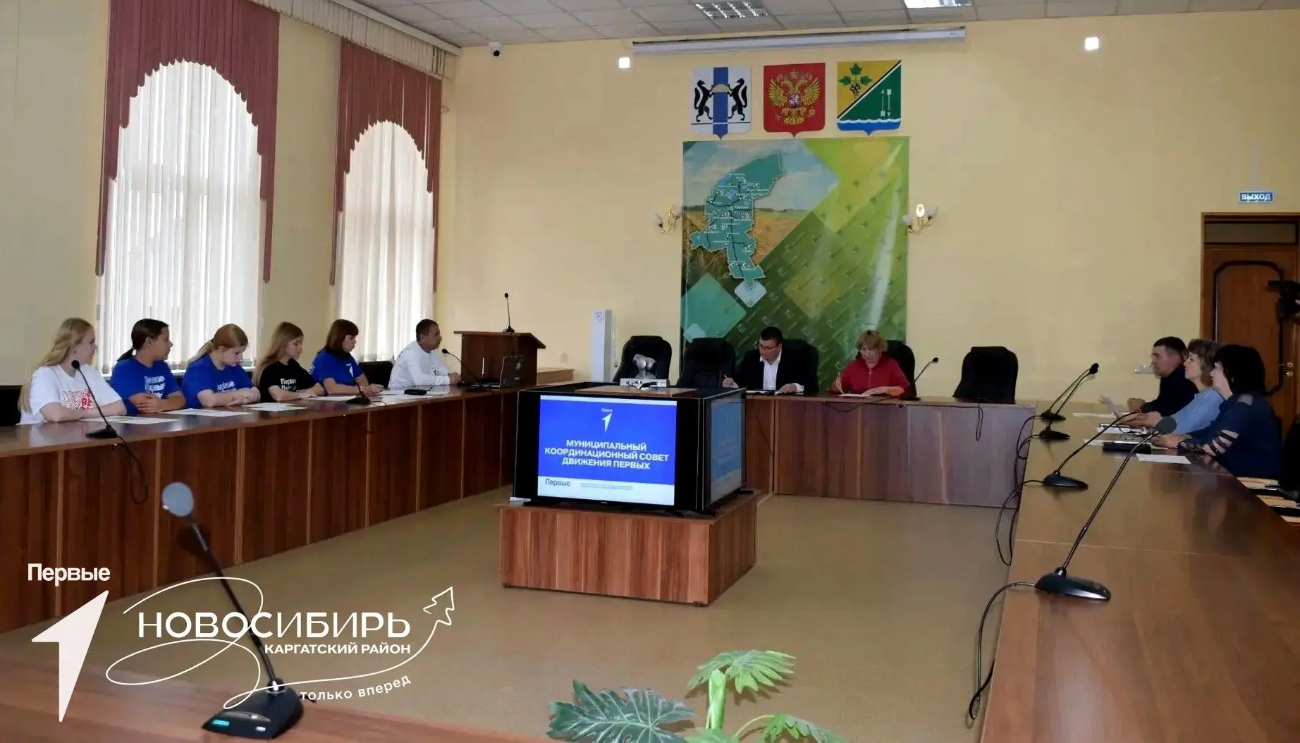В зале заседаний администрации Каргатского района под председательством главы района Ни...