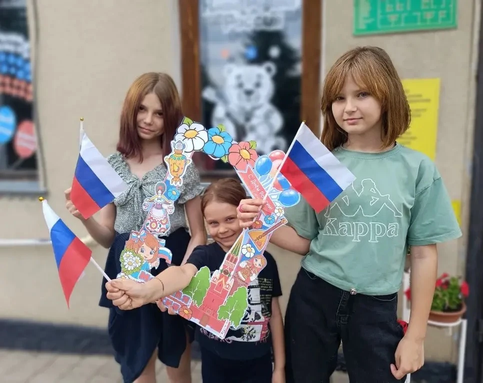 Конкурс рисунков на асфальте «Моя Россия»🧑‍🎨🎨

🇷🇺 День России — государственный праздник, котор
