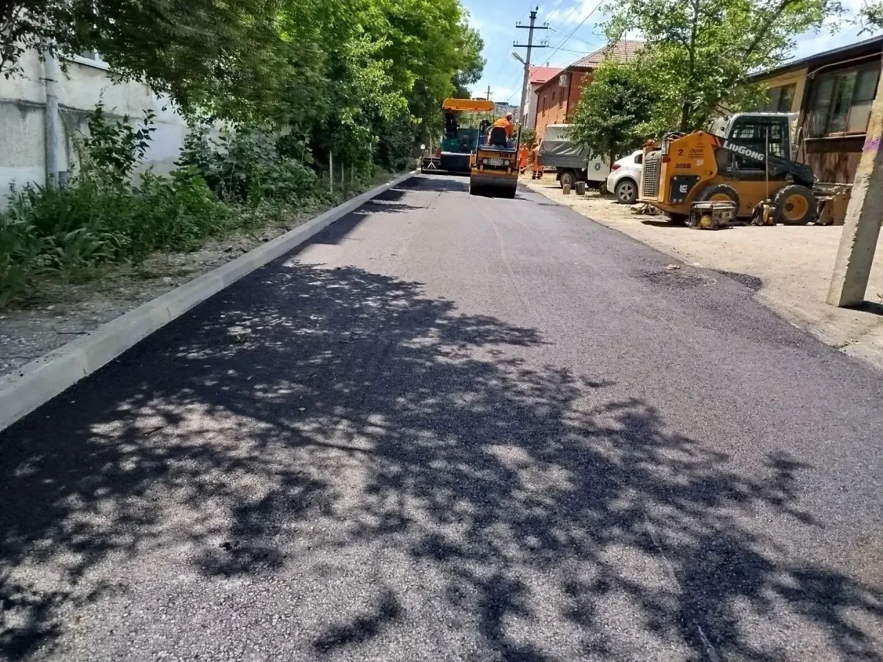 🚧 Ремонт дорог 

Выполнены работы по установке бордюрного камня и ямочному ремонту по ул. Корницког