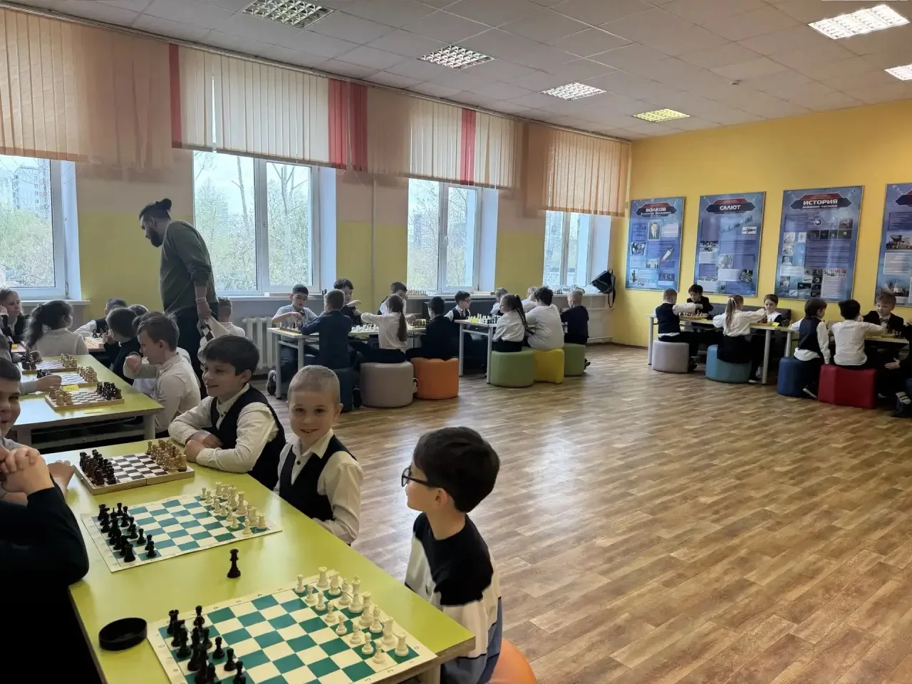 ♟️ Ход конём!  В начальной школе прошёл масштабный шахматный турнир среди учеников 1–4 классов.  🎉 Б