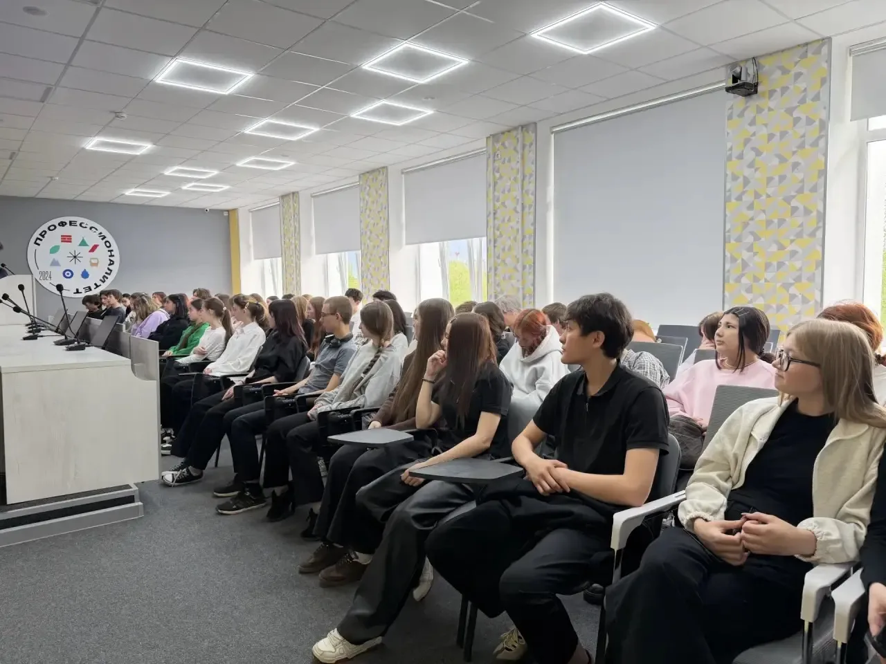 🧠 «Изобретения Победы»: лекция от общества «Знание»  В Академии сервиса прошла лекция, посвящённая т
