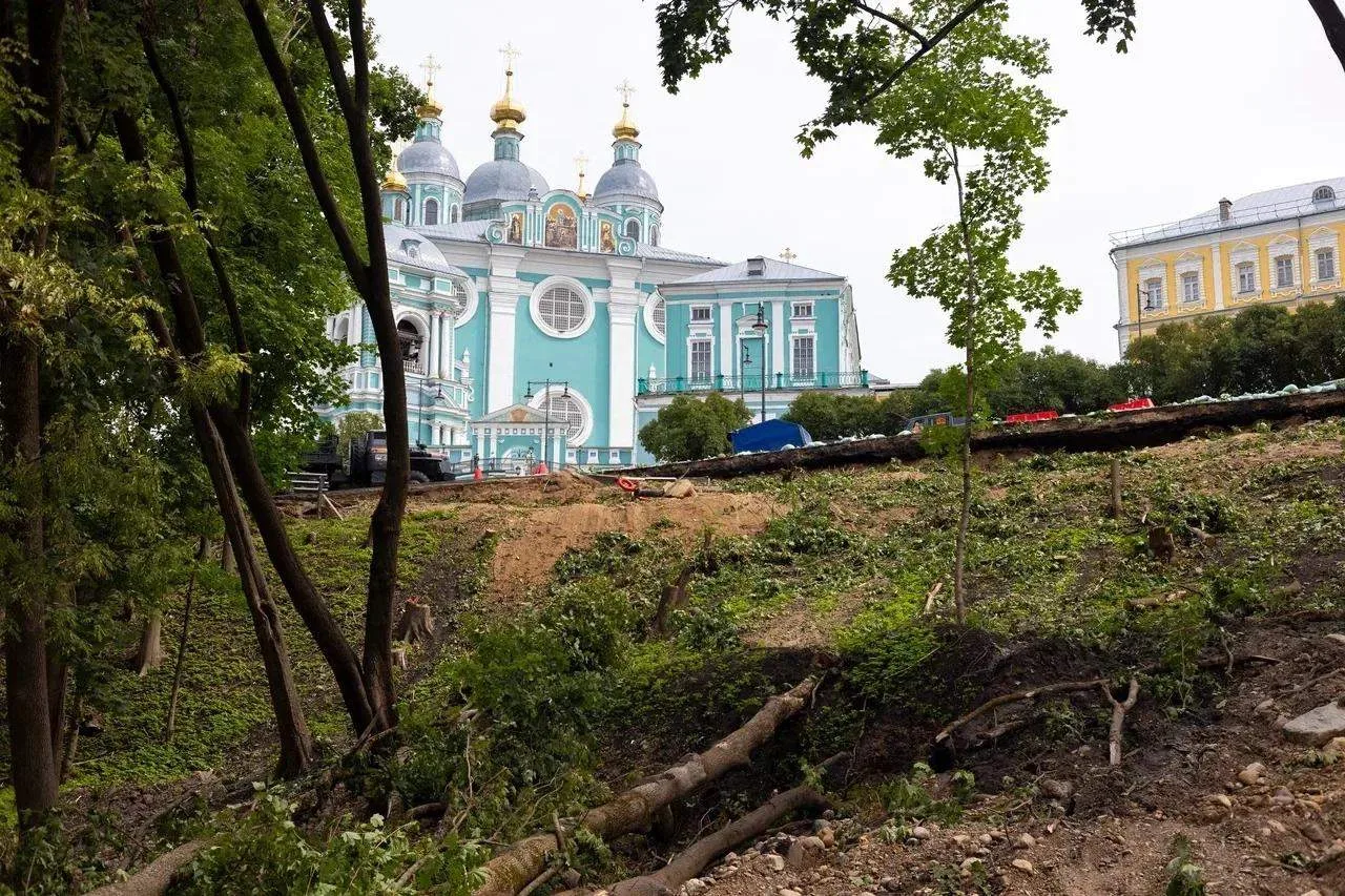 В Смоленске приступили к укреплению оползневого склона на Большой Советской — первые ра...