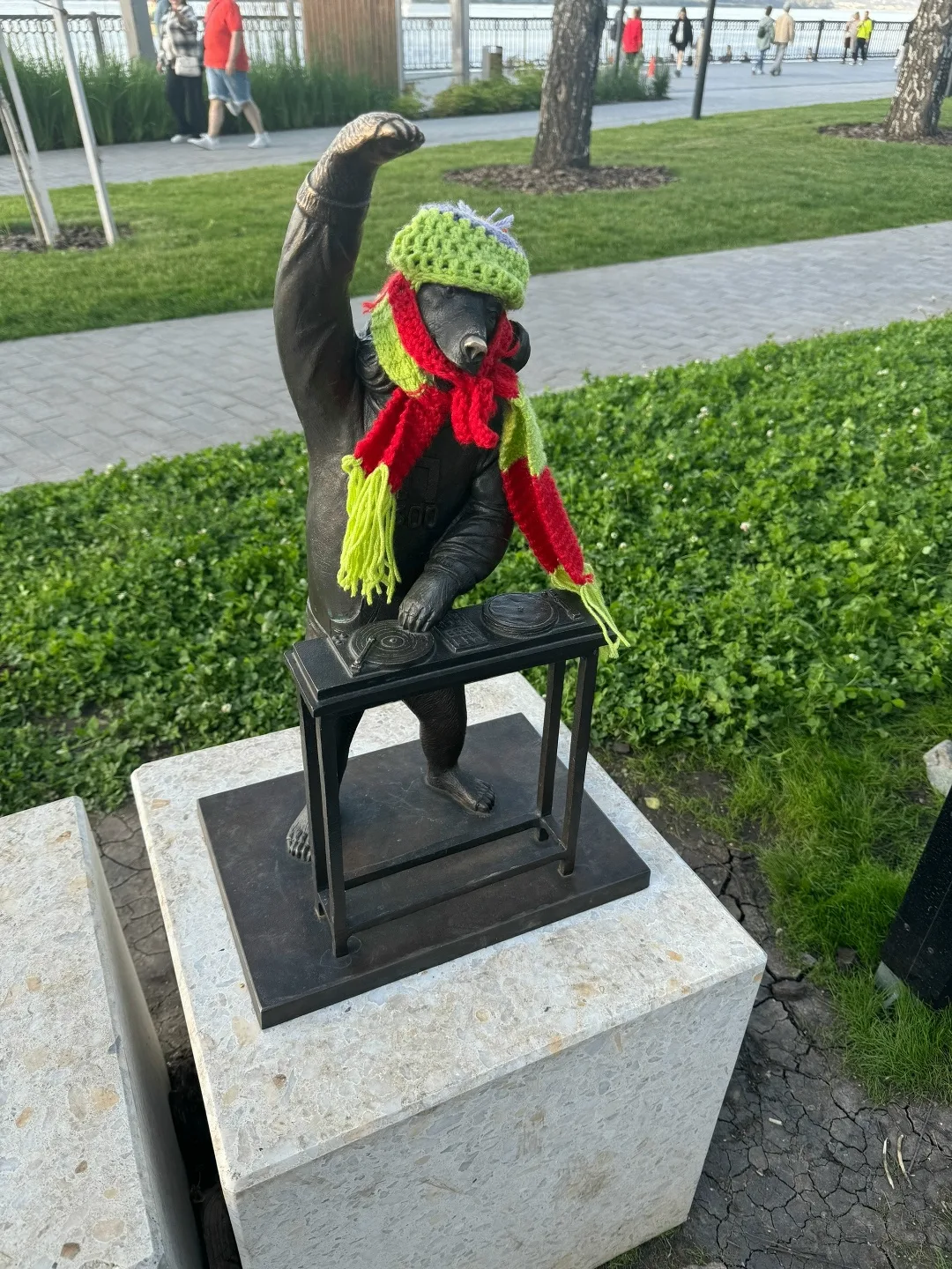 👌 Мишки на набережной к осени готовы