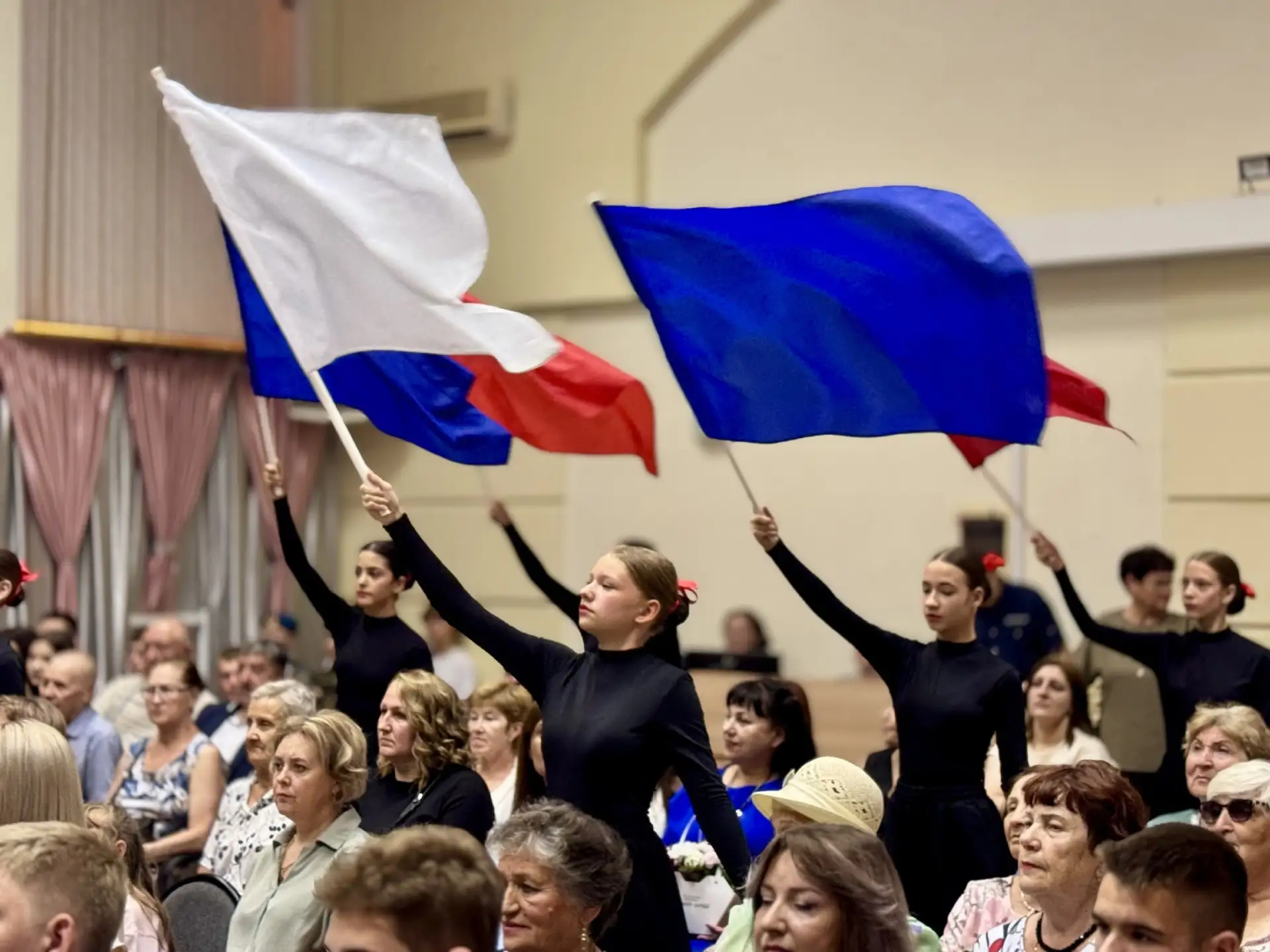 🇷🇺 Отрадный встретил главный праздник страны

Чествовали тех, кто делает наш город лучше и вручали