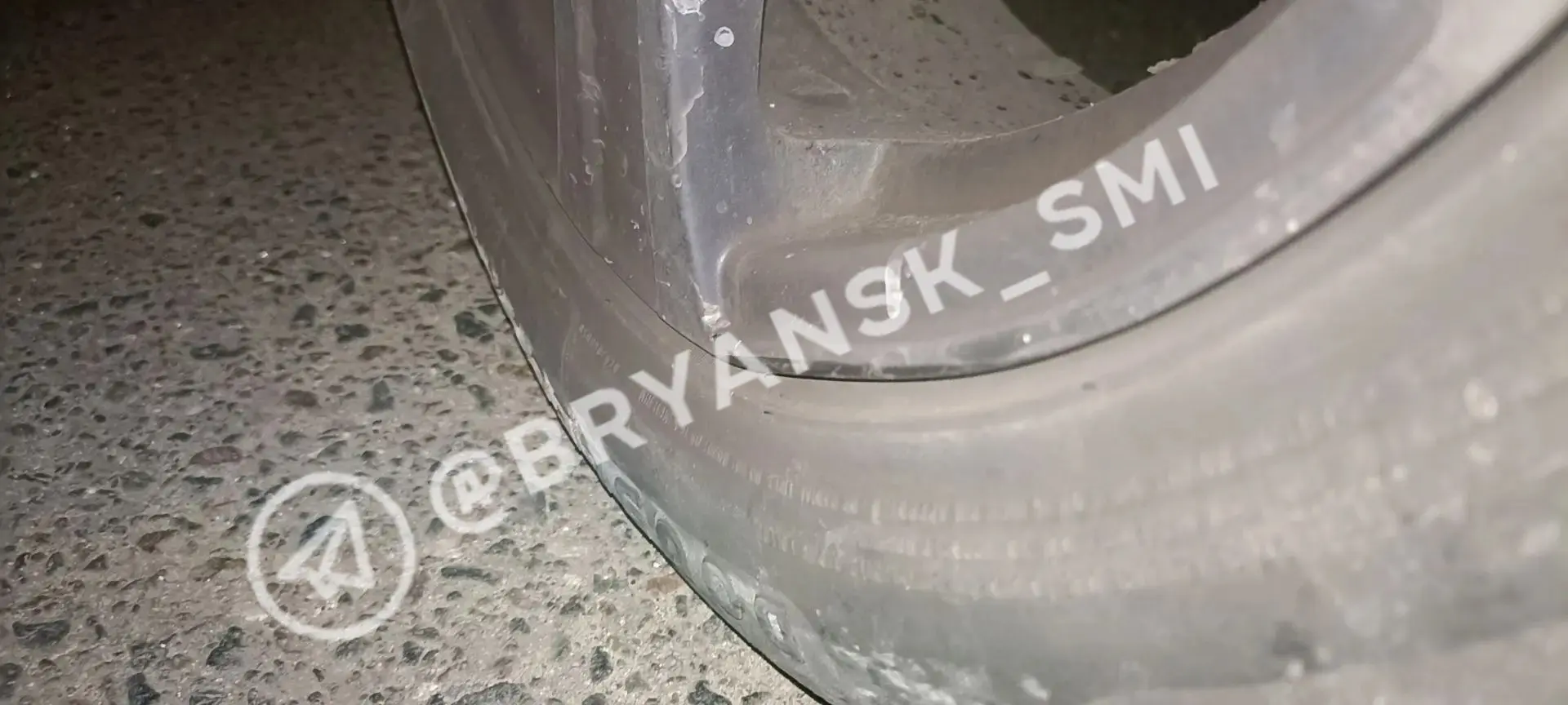 Дорожная яма собирает дань с автомобилистов на улице Бурова. Читатель требует от админи...