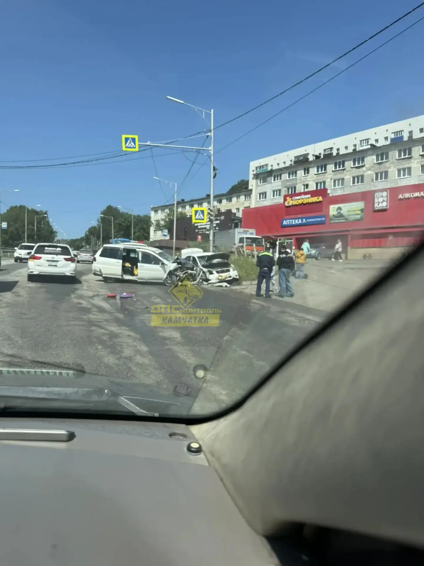 📍На месте ДТП на Океанской работал боевой расчёт второй пожарно-спасательной части МЧС России — спе