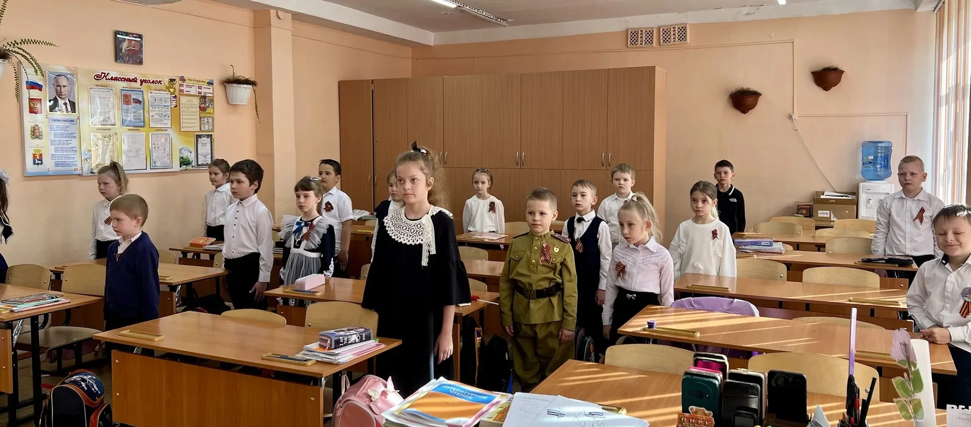 Сегодня в нашей школе прошла акция «Минута молчания», посвящённая Дню Победы. 🕊️  Текст по громкогов