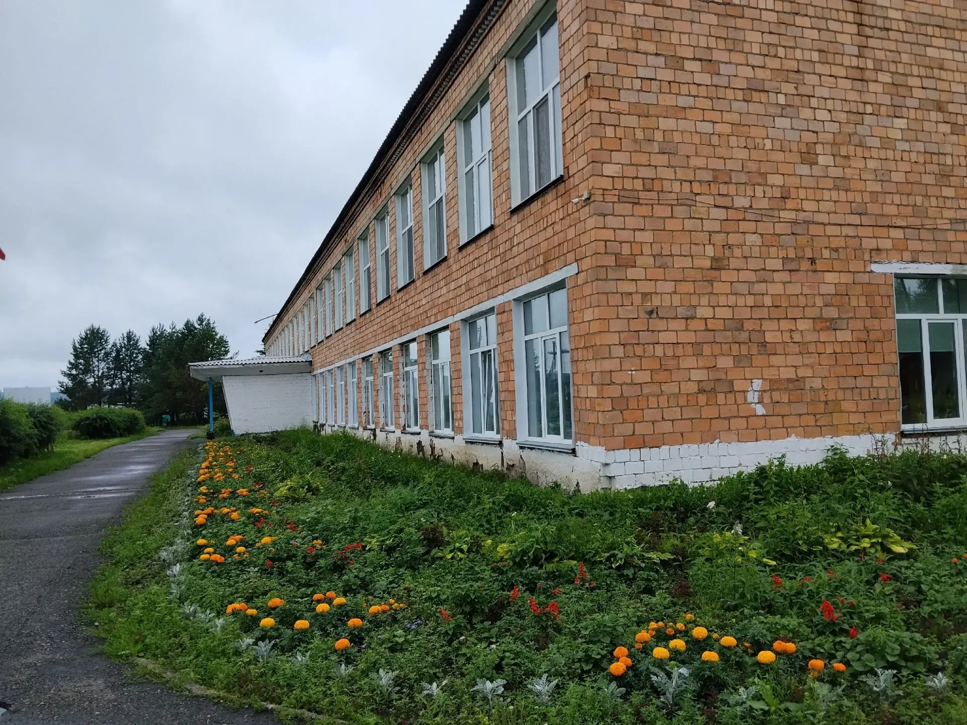 Красота пришкольного участка - это совместный труд коллектива школы и учащихся, проходящих летнюю тр