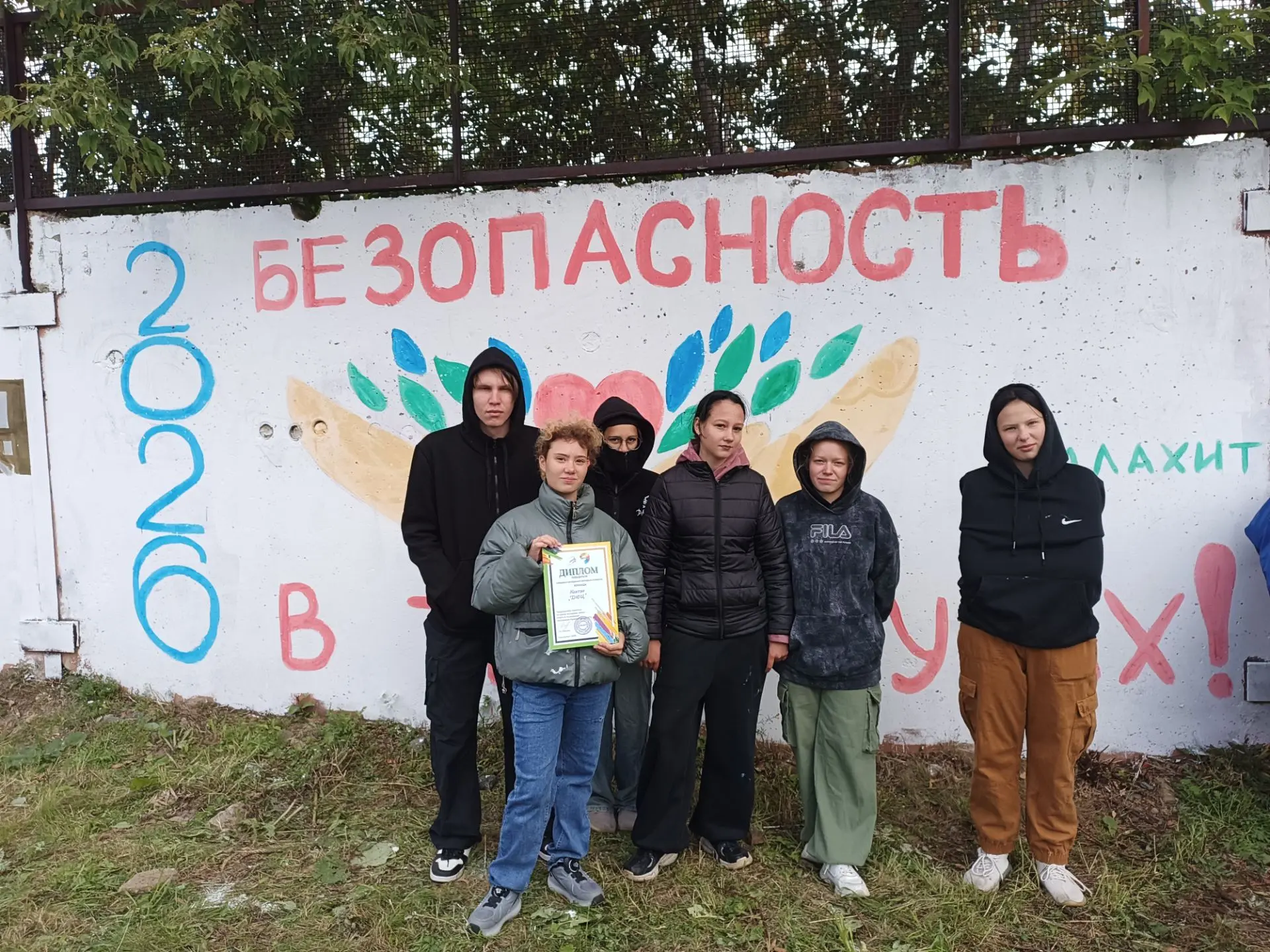 Объединившись в творческую команду "Контур" воспитанники клуба "Малахит" создали арт-об...