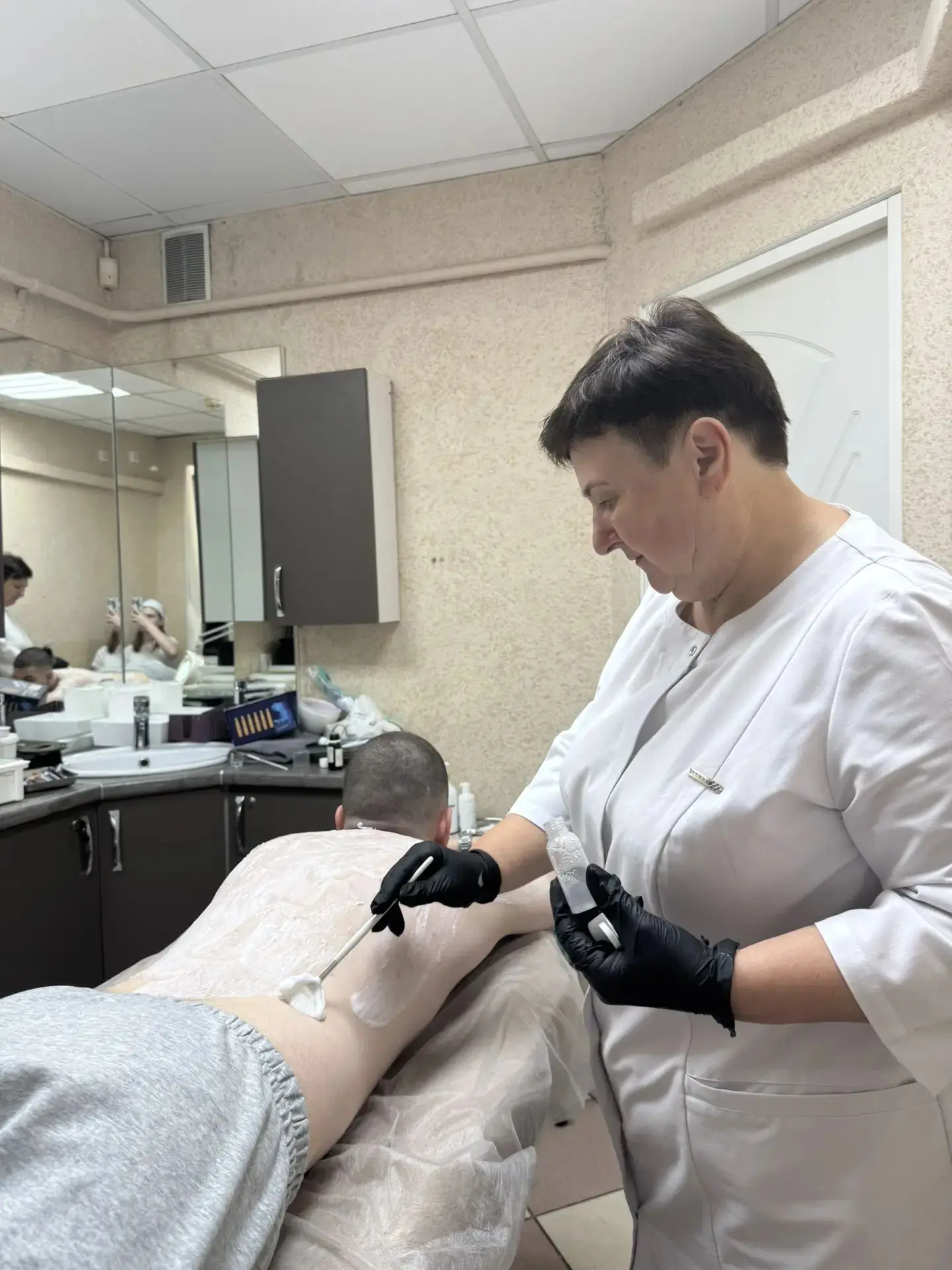 Проведение уходовой процедуры на спину с дальнейшей чисткой